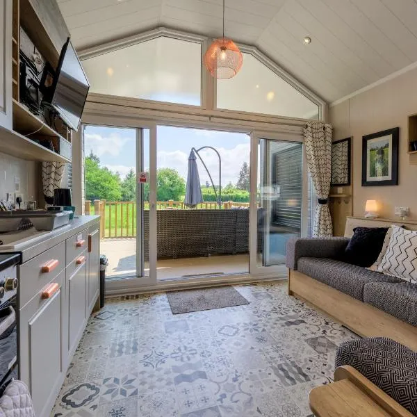 A selection of countryside lodges, Fire Pits, Chidren's Play Area, Free Private Parking, Surrounded by Nature - your peaceful retreat nr Diggerland Kent!, hotel v destinaci West Malling