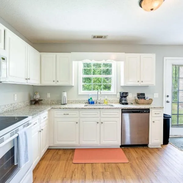 Charming Gray Home- 5 mins from GSU!, hotel v destinaci Statesboro