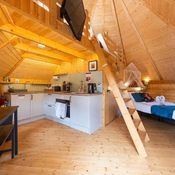 Woods Meadow Glamping - Slow Mornings, Peaceful Days, Relaxing Stay - Family & Pet Friendly Lodges - Woodland Escape, hotel in West Malling