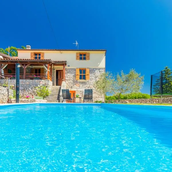 Villa Dora - family house with saltwater pool in Gostinjac, Krk Island, hótel í Gostinjac