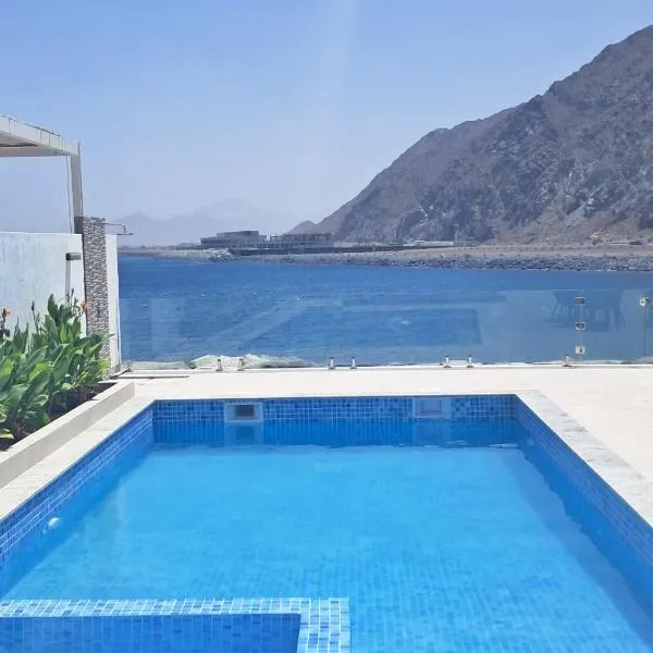 Al Dana H2O Luxury Villa, hotel in Fujairah