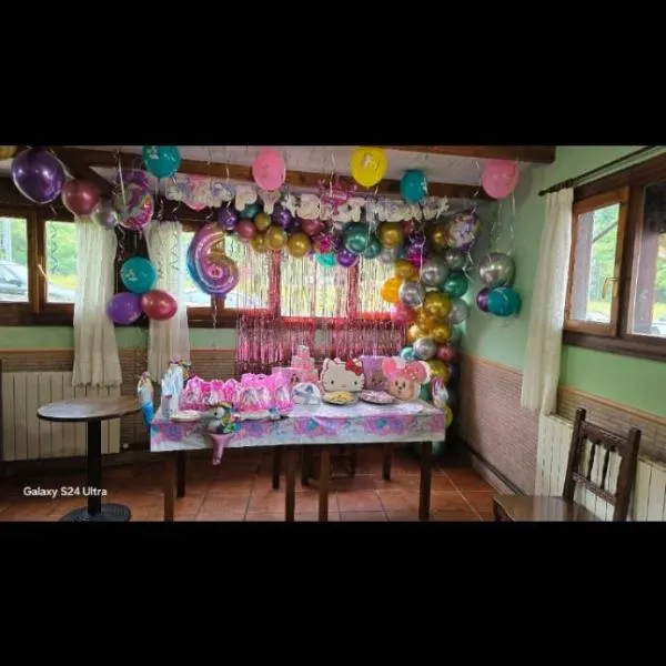 Habitaciones Restaurante Asador el Puente Galdames, hotelli kohteessa San Pedro de Galdames