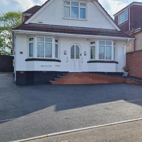 Chezzas Homestay TwinTripleKingDoubleRooms Free Driveway Parking, hotel v destinaci Poole