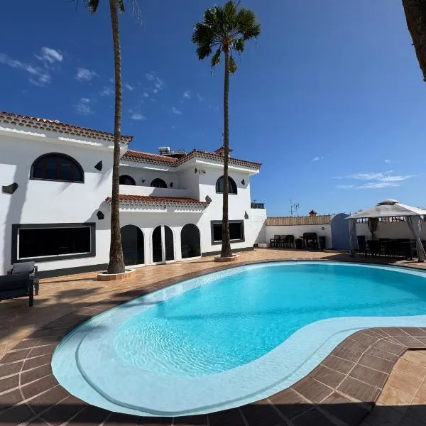 Large Villa in Maspalomas with Huge Private Pool, Jacuzzi & Gym: San Bartolomé şehrinde bir otel