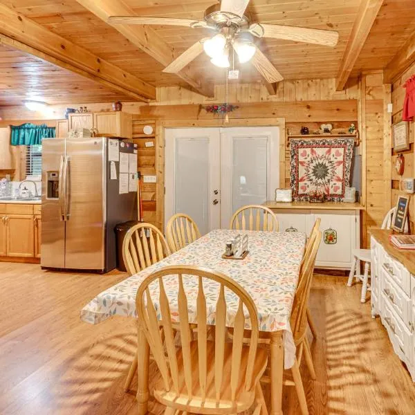 Cozy Tellico Plains Cabin with Large Mountain Creek!, hotel in Tellico Plains