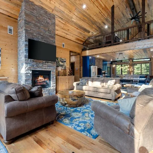 Cozy Luxe Cabin Hot Tub plus Firepit, hotel v destinácii Broken Bow