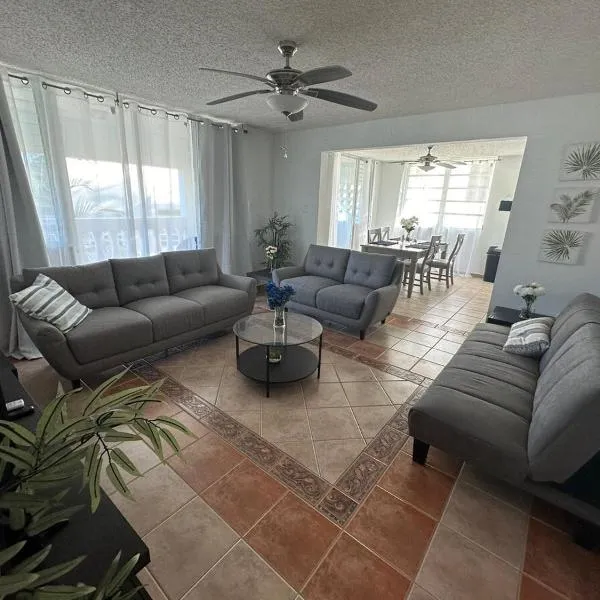 Large 1 Bedroom Apt with 2 balconies and Pool, hotel di Isabela