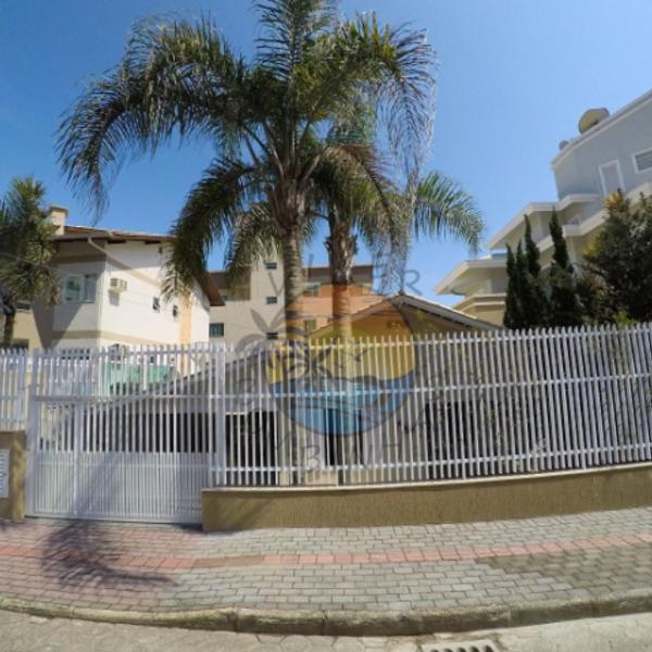 Casa Ampla Zona Central da Praia com 04 Dormitórios