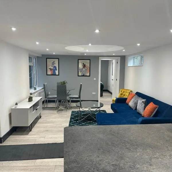 1 Bedroom Apartment - Abacus House - Huntingdon Town Centre - Contractor Friendly - Free Parking - Full Kitchen - Washer Dryer - Spacious - Ideal for Work Stays, hotel in Huntingdon