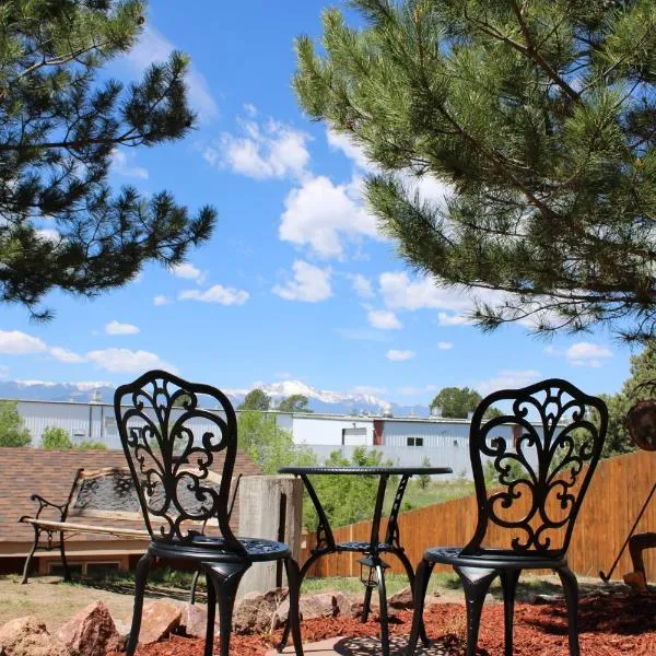 Colorado Cottage W/Mountain View, hotel in Colorado Springs