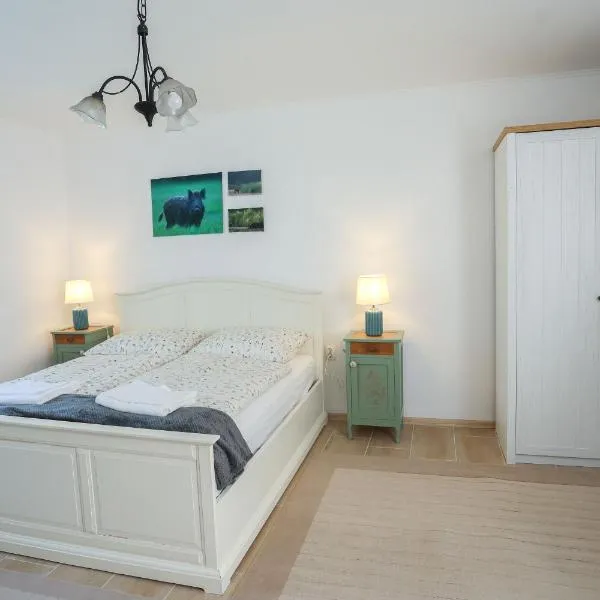 Fekete Gólya Fogadó Gemenc, hotel in Szekszárd