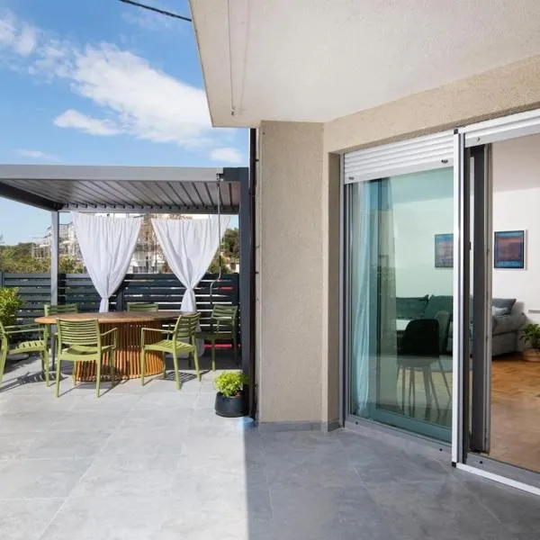Apartment with big open terrace, hotel in Pula