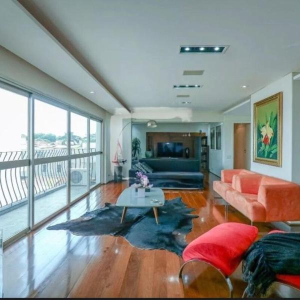 Apto amplo e confortavel com sacada, com 3 suites, sendo 01 por andar