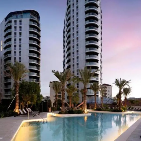 Brand New 1BR Pool & Jacuzzi Free Parking Suite One, hotel in Gibraltar