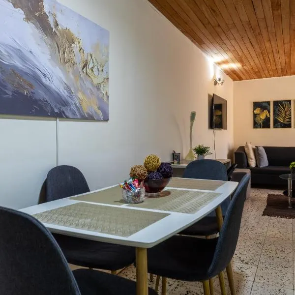 apartamento grande, hermoso, acogedor y privado, hotel in Medellín