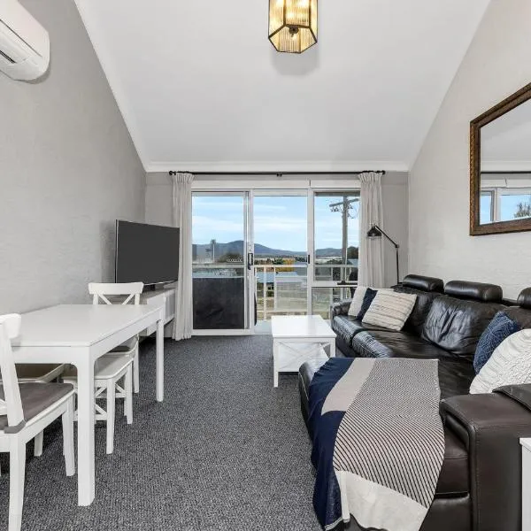 Parkwood 5 - 2BR Split Level l Spa Bath l BBQ l Central Location l WiFi, hotel in Jindabyne