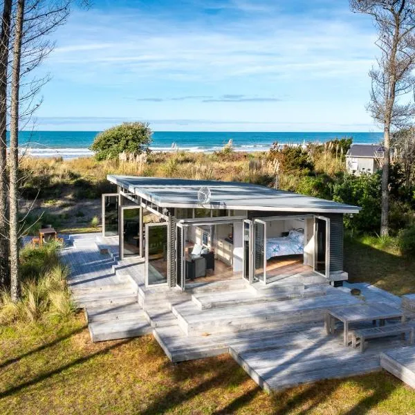 Mahanga Dunes Retreat - Mahia Holiday Home, hotel in Mahia