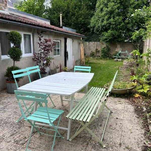 Maison d Albertine, charme, jardin, hyper centre, hotel in Bourges