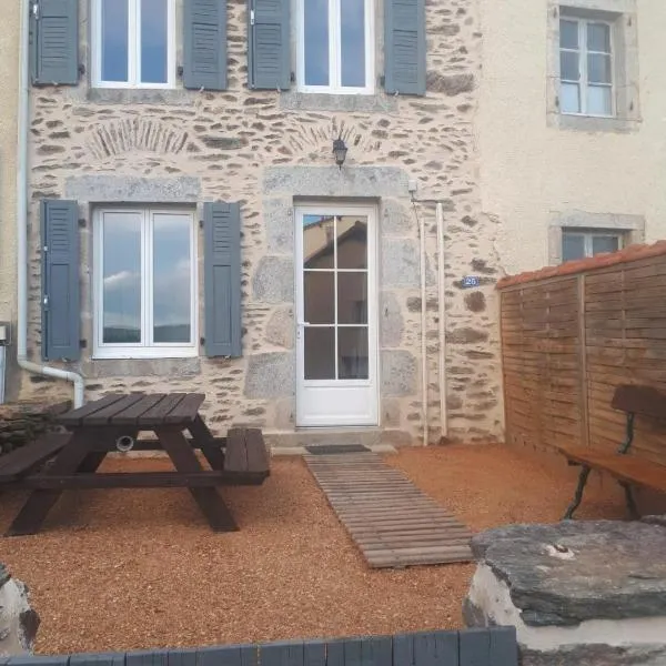 Maison du bourg, hotel v destinaci Mayres