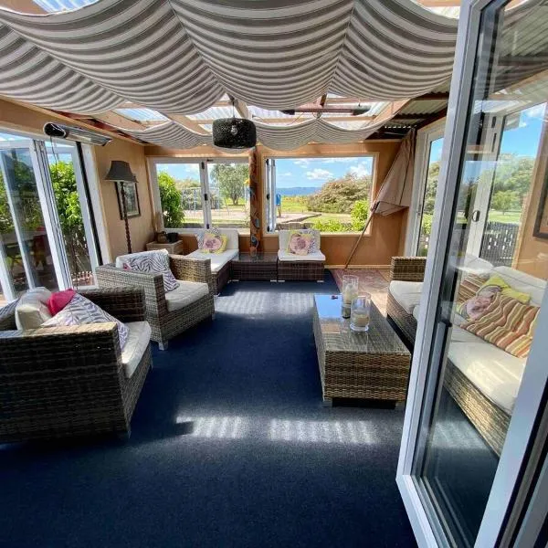 Lakeside reserve house close to city centre, hotel in Rotorua