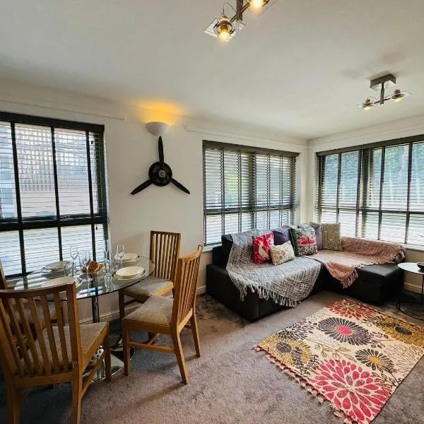 Fly Hi-Town Centre Apartment, Hotel in Ifield