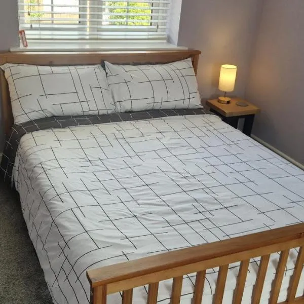 Double B&B Room in Southwater with Private Bathroom and Parking、Southwaterのホテル