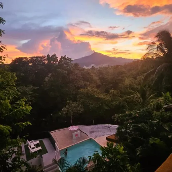 A Touch of Pink Secret Eco Retreat with Pool, Starlink WiFi, Netflix, Mountain Views - Peaceful Stay in Puerto Princesa Near Underground River, Firefly Watching, and Waterfalls - Perfect Stop Between El Nido, Port Barton, and Puerto City - Scooter Rental, hotel v destinaci Puerto Princesa