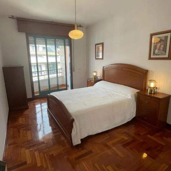 Amplio apartamento a pie de playa y zona recreativa Rua Carburos 2, hotel in Pontevedra