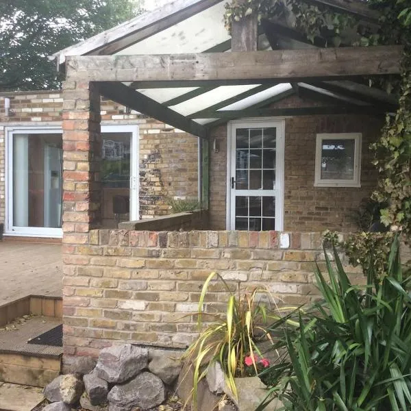 Garden bungalow - separate entrance, hotel in Watford