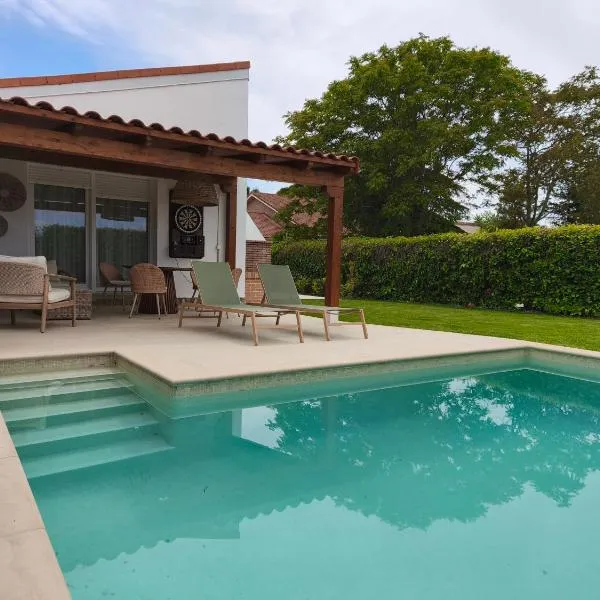 Bonita casa con jardín y piscina, hotel in Valdetorres de Jarama