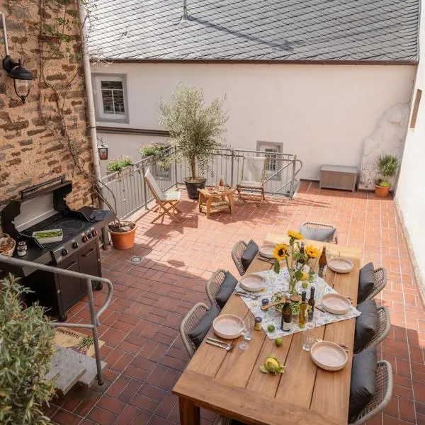 Ferienhaus Kapellenhof mit Infrarotsauna und vier Schlafzimmern, готель у місті Ediger