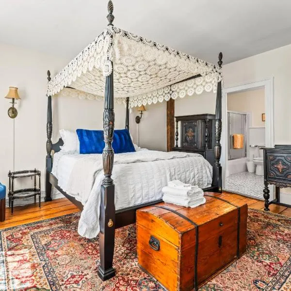 Historic Seaside Captains House Downtown Mystic, hotel in Groton