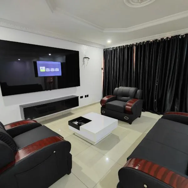 AY 10 Luxury Suites Lekki with Wifi, Heater, Cable TV, AC and Very Secured Estate, hotel in Lekki Phase 1