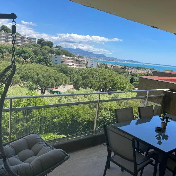 Appartement vu mer et montagnes, hôtel à Villeneuve-Loubet