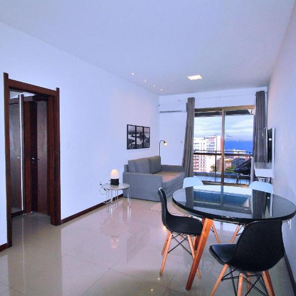 Incrível sala e quarto com varanda em Ipanema