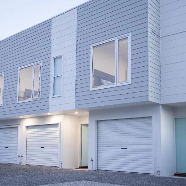 Stylish Beach Retreat Horses & Coastal Charm, hotel in Redcliffe