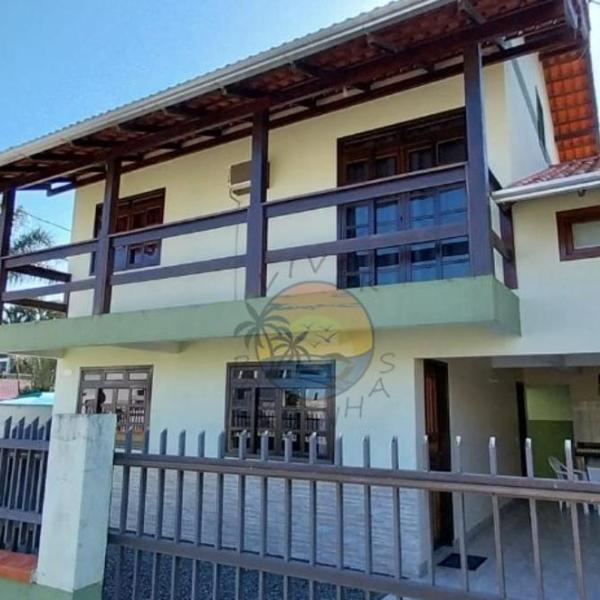 Ampla Casa na zona central da praia e comércio com 03 dormitórios
