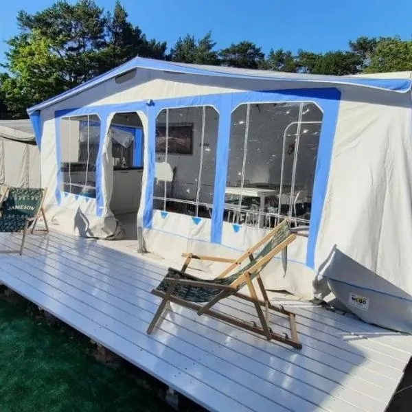 Przyczepa kempingowa Happy Place Hel - Camping Kormoran, hotel v destinaci Hel