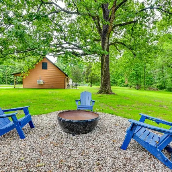 Near Mammoth Cave: Family-Friendly Cabin w/ Patio!, hotel i Cave City