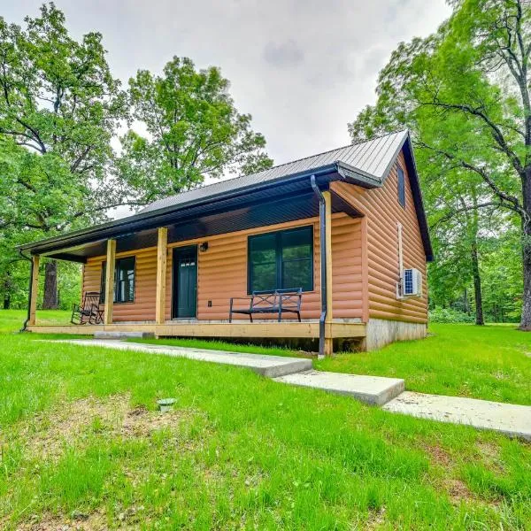 5 Mi to Mammoth Cave: Peaceful Retreat w/ Fire Pit, hotel i Cave City