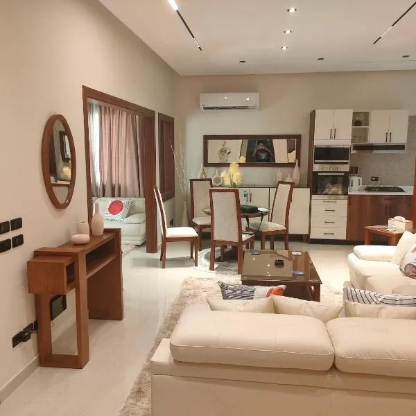 luxury apartment with private rooftop overlooking a stunning city center view, hotel a Il Cairo