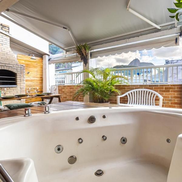 Penthouse Retreat with Jacuzzi and BBQ in the Heart of Copacabana