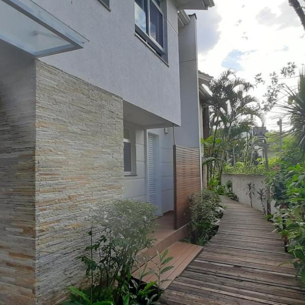 Casa Praia de Camburi with 5 dormitorios, sendo 3 suites