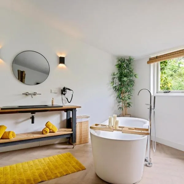 Bamboe Suite Bentveld met ligbad en gratis parkeren, hotel em Bentveld