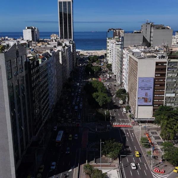 Suite ao lado da praia de Copacabana com piscina