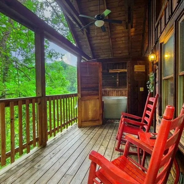 Do Not Disturb - Pigeon Forge Smoky Mountain Studio Cabin, Hot Tub, Fireplace, hotell i Pigeon Forge