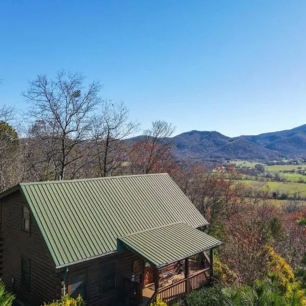 Gorgeous View. Hot Tub. Privacy. Fireplace. Pool & Fishing Access!, hotel a Sevierville