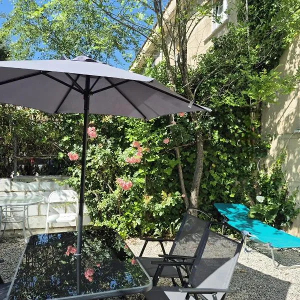 Cool basement studio in hosts house with private terrace and BBQ, hotel Zizur Mayorban
