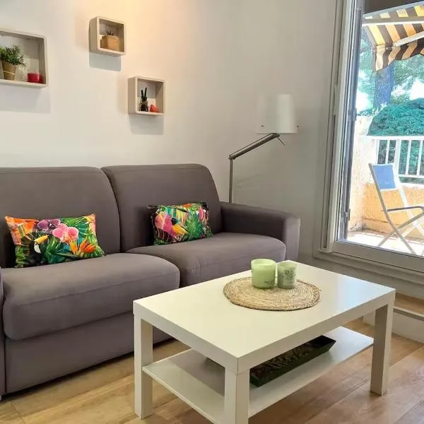 Duplex à 300m des plages, restos, commerces Saint-Cyr-sur-mer AQUALAND 1km, hotel in Les Lecques