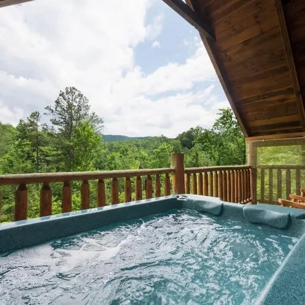 Private Studio Log Cabin! Mountain View, Hot Tub, Fireplace, Honeymoon!、セバービルのホテル